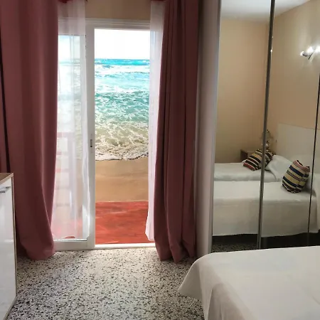 House In Puerto Santiago, To The Beach 100 Meters !!! 펜션 *