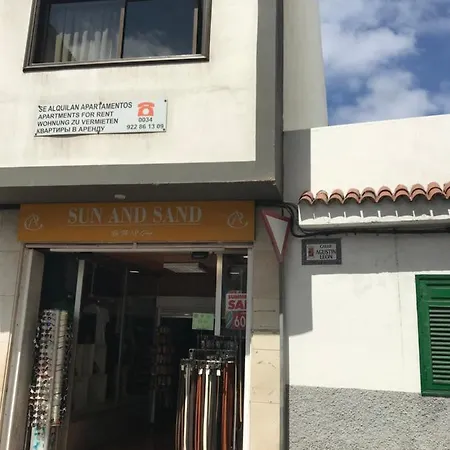 House In Puerto Santiago, To The Beach 100 Meters !!! 펜션 푸에르토 데 산티아고